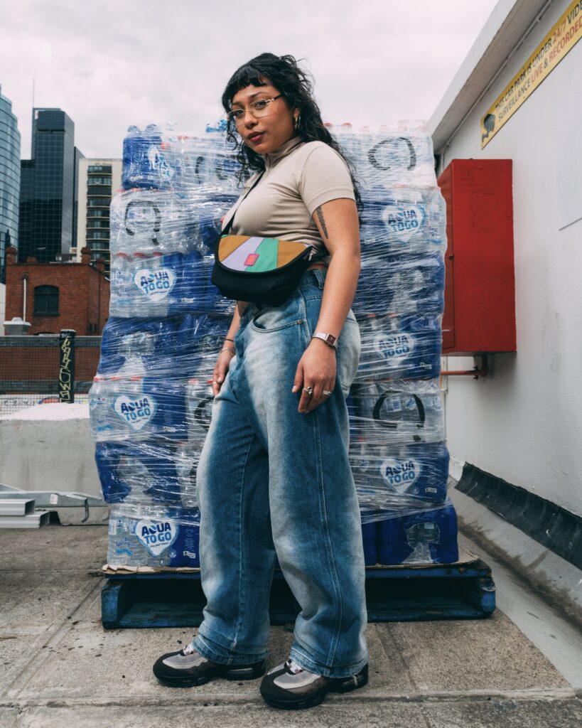 女性がバッグを肩掛けしている