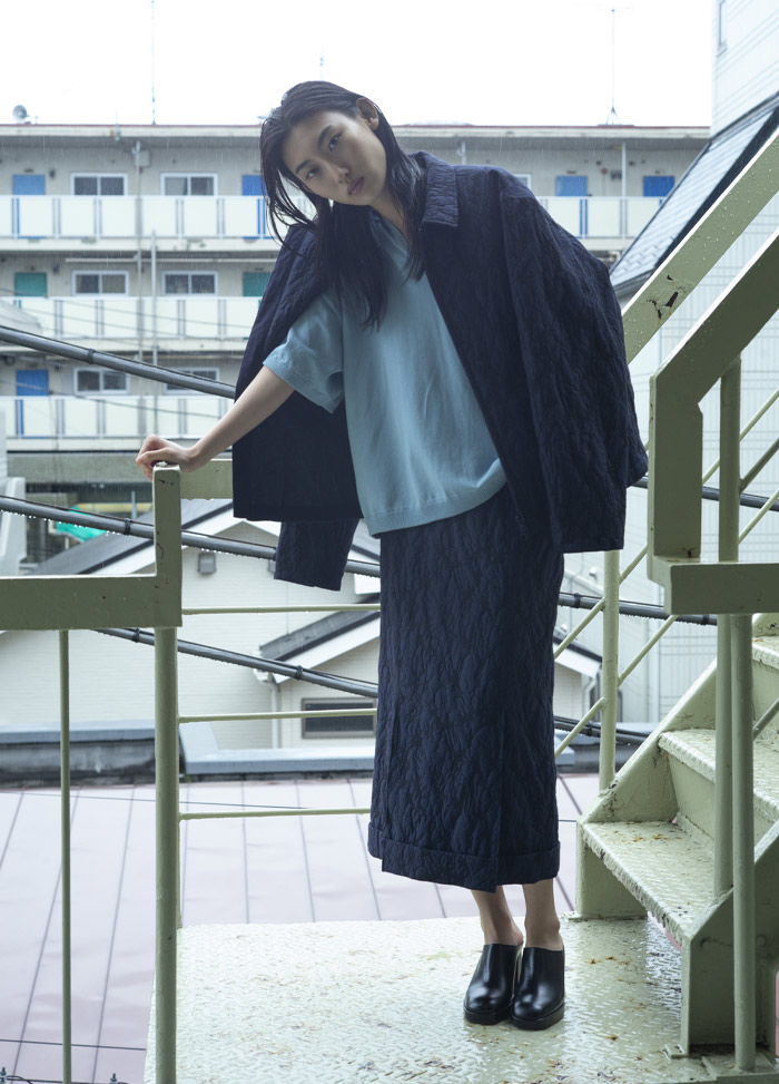 A woman wears jacket and skirt of jacquard series.