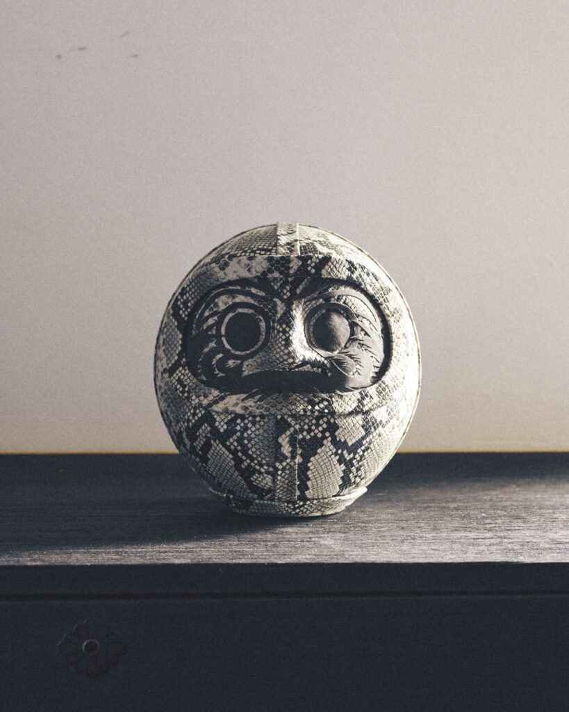 アート作品　
作品名　Gray Snake 
作家名　 ACRAFT