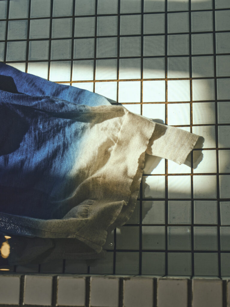 グラデーションに染まっているニット