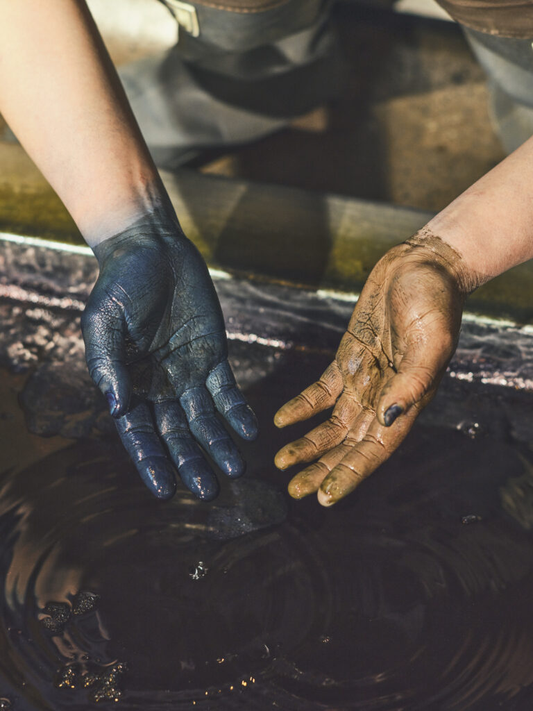 右手だけ藍で染まっている両手