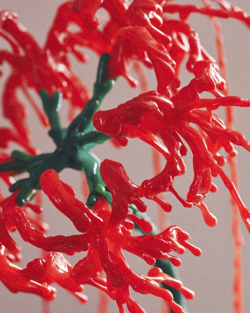 アート作品
作品名　すれ違う花 　のアップ