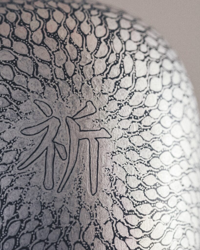 アート作品　作品名 「祈り」の祈りの文字にフォーカス