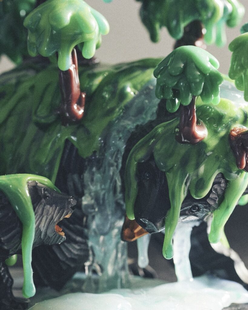 アート作品　作品名　森を背負う者たち　のアップ