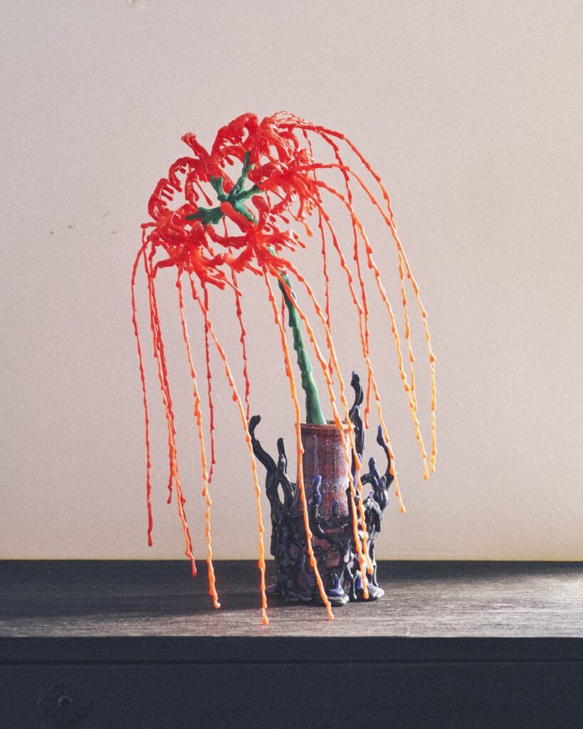 アート作品
作品名　すれ違う花 
作家名　chiho monguchi