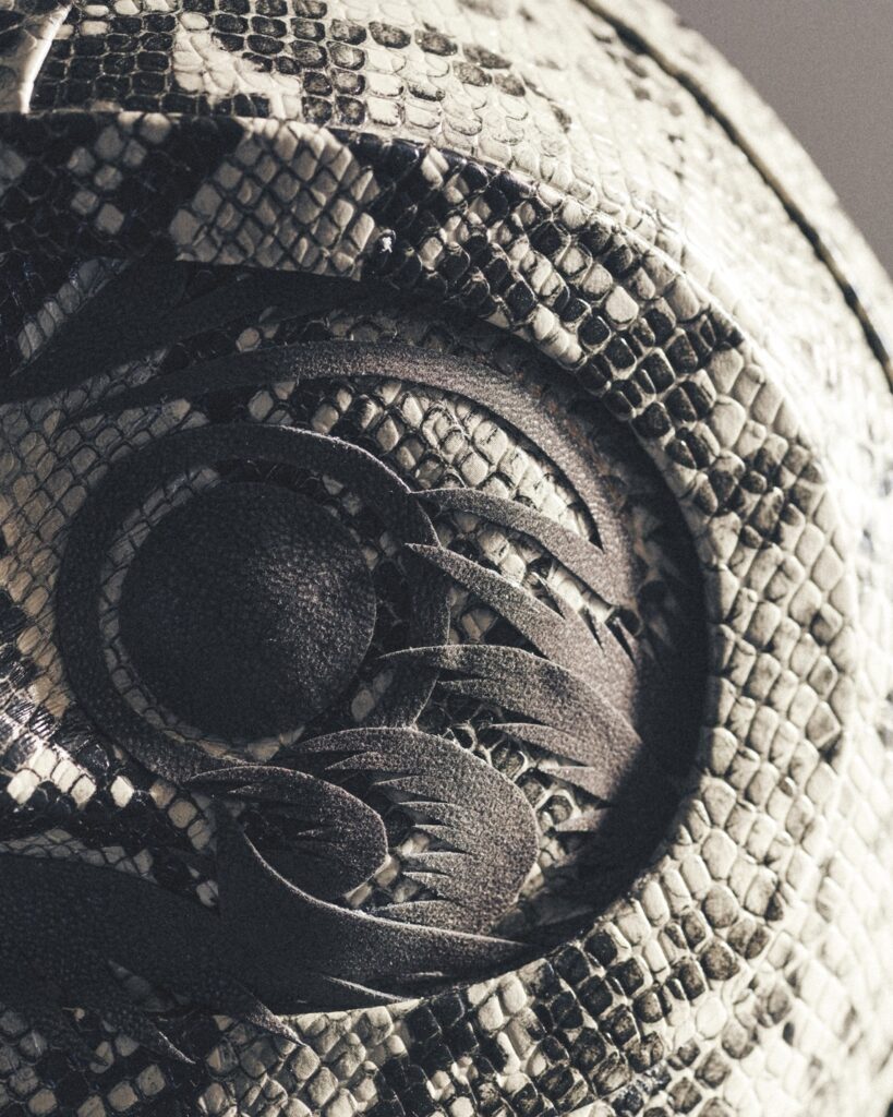 アート作品　
作品名　Gray Snake 　のアップ