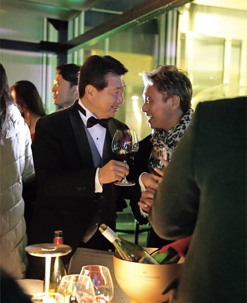 ワインを片手に盛り上がる様子