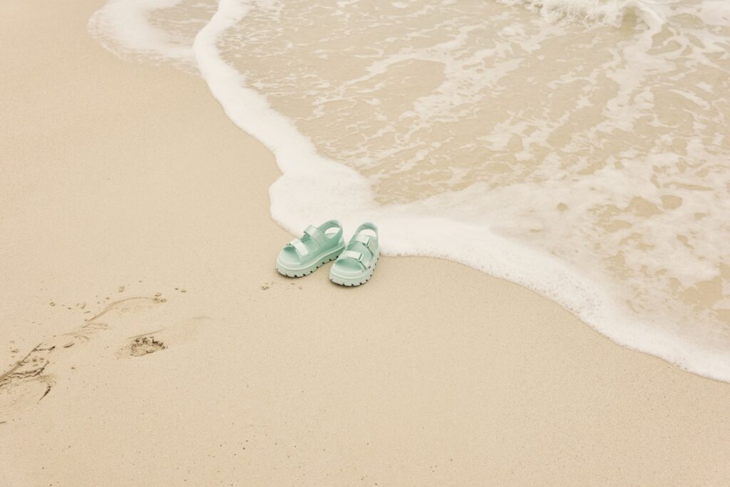 海辺にサンダル
